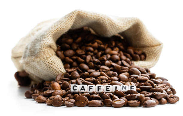 粗麻袋上散落着烘好的咖啡豆，上面写着“咖啡因”图片下载
