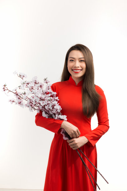 越南女子手持鲜花象征新年快乐图片下载