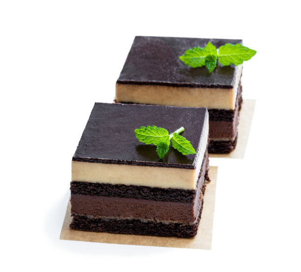 巧克力和咖啡蛋糕片孤立在白色图片下载