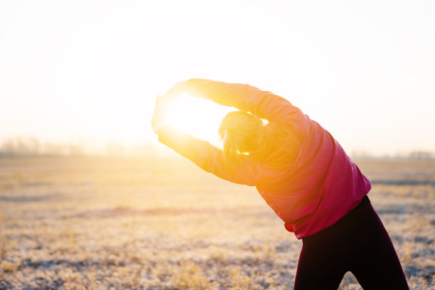 成年女性跑步者在晨跑前伸展手臂。图片下载