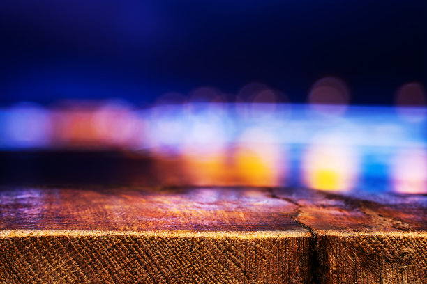 空木桌与夜城的景色图片下载