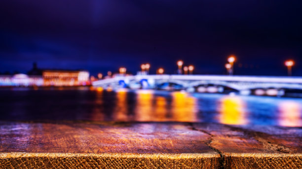 空木桌与夜城的景色图片下载