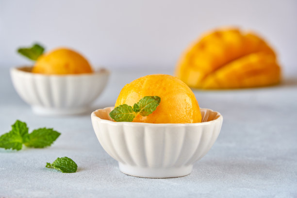 薄荷叶芒果冰沙和芒果水果图片下载