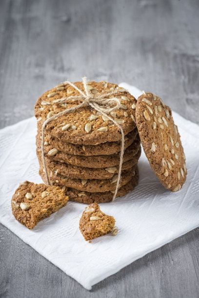 燕麦饼干放在灰色的木桌上。图片下载