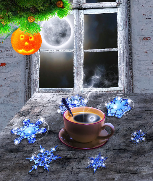 新年之夜的幻想，一杯热咖啡，满云的月亮倒影，蓝色魔法闪闪发光的雪花在破旧的木桌上，微笑的橘子和常青的树枝图片下载