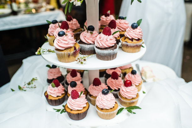 粉色纸杯蛋糕，婚礼甜点图片下载