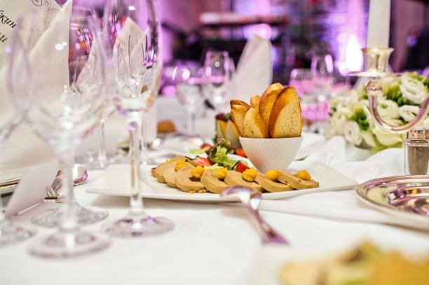 鹅肝酱配饼干和浆果。豪华餐厅的宴会图片下载