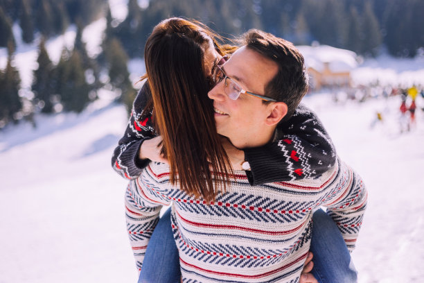 年轻夫妇在雪山上玩图片下载