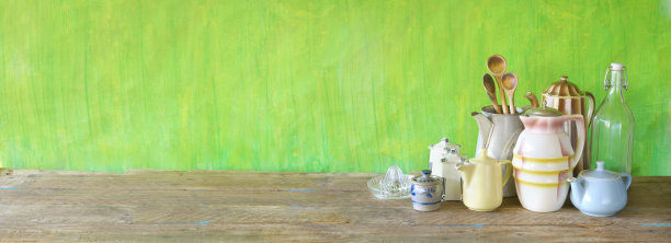 老式厨房用具，和陶器，餐厅，烹饪，厨房概念模拟。全景横幅格式与大的复制空间图片下载