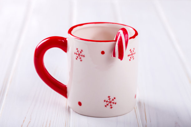 白色的圣诞杯与糖果红色图片下载