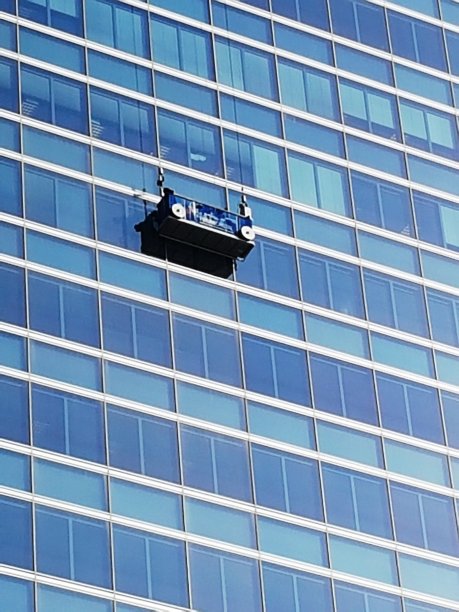 清洁摩天大楼的窗户图片下载