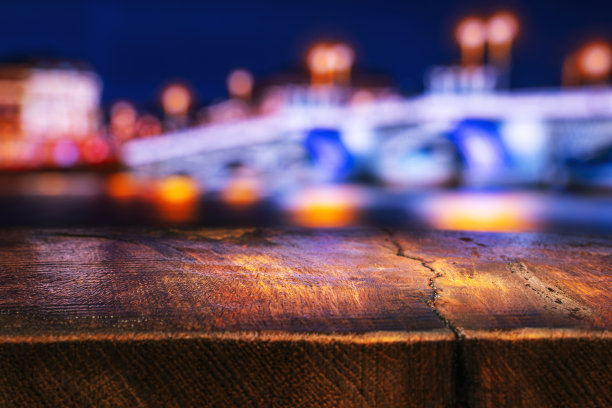 空木桌与夜城的景色图片下载