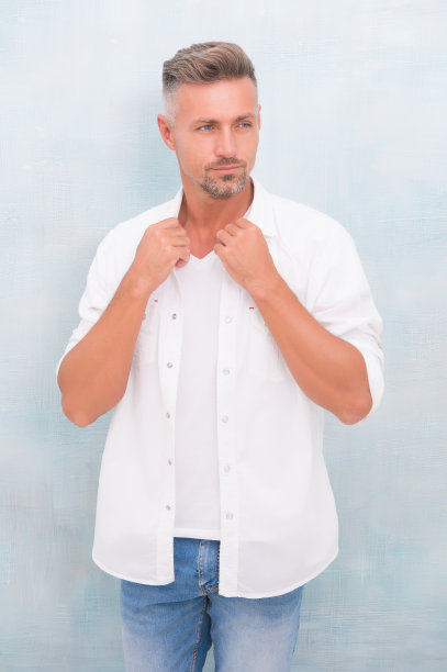 良好的身体姿势表明你很自信。姿势的概念。姿势对心理和身体健康有着巨大的影响。帅气成熟的男人穿休闲装。穿休闲装的自信男人图片下载