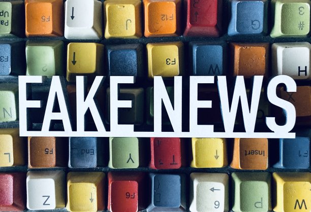 假新闻文本在多色键盘图片下载
