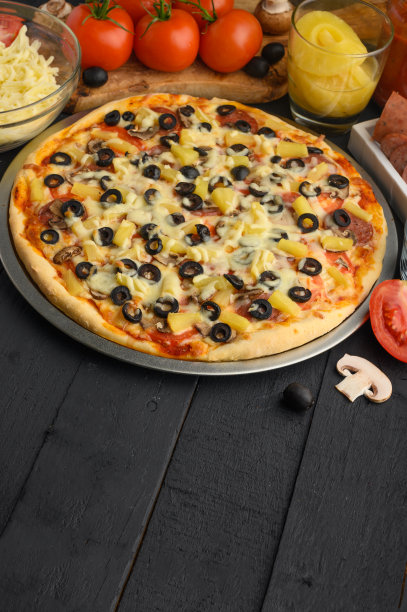 意大利披萨和配料。披萨店，餐厅，食谱，家常菜。垂直照片与设计空间。图片下载