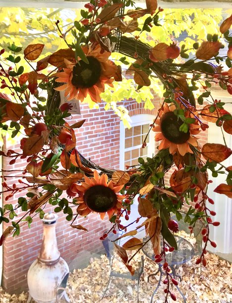 窗外戴着雏菊花环的美丽秋景图片下载