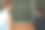 年轻女教师帮助男生。男孩站在黑板旁边图片下载