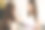 化妆师在她的美容工作室工作。女性使用专业化妆大师。美丽的化妆师为红发模特化妆雀斑。她使用调色板图片下载