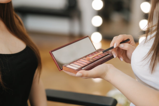 化妆师拿着小丸子，把刷子工作图片下载