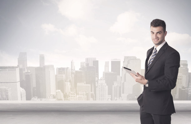 销售人员在城市景观前交谈图片下载