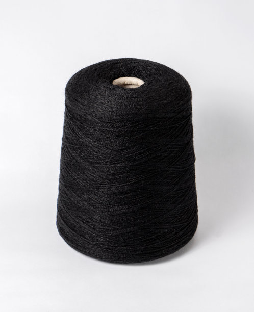 白色背景上的纱管。侧视图。纺织卷轴在孤立的白色背景上。图片下载