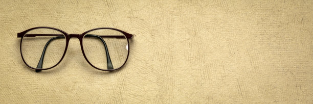 老花镜在手工纹理树皮纸与复制空间图片下载