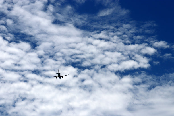 飞机在蓝天上飞行，背景是白云，后视镜图片下载