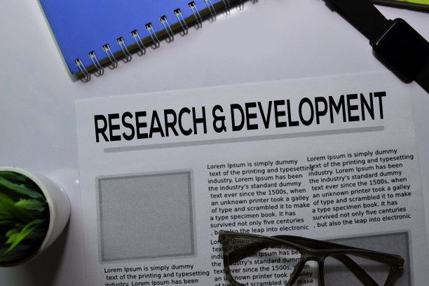 研究和开发文本在标题孤立的白色背景。报纸的概念图片下载
