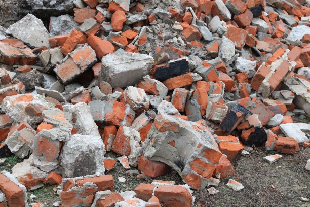 在堆填区拆卸及损毁的各种旧构筑物所产生的建筑废物图片下载