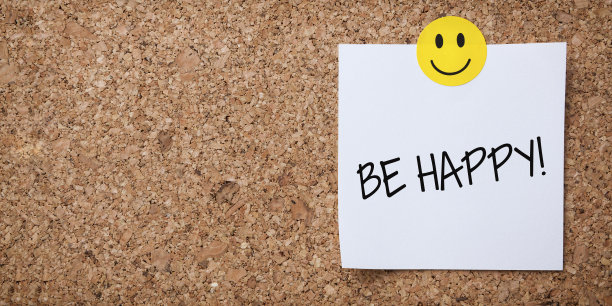 白色Sticky Note With Be Happy And Red Push Pin On软木板图片下载