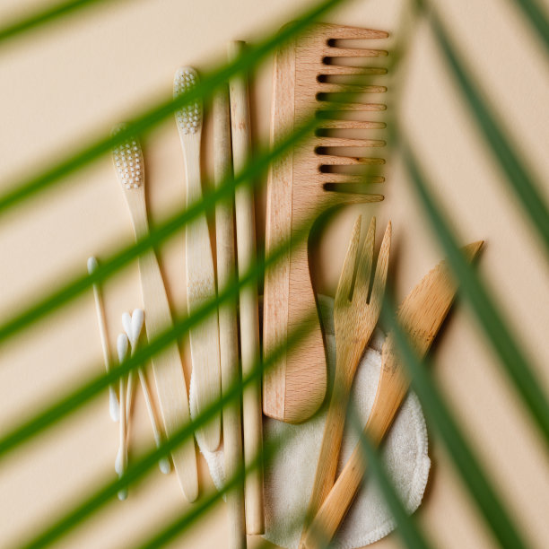 一套环保洗漱用品和浴室产品，以彩色为背景，平铺图片下载