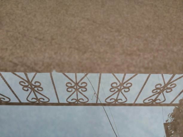 水面上翻滚的倒影。图片下载