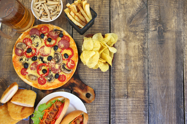 旧木头背景上的快餐。垃圾食品的概念。前视图。平的。图片下载