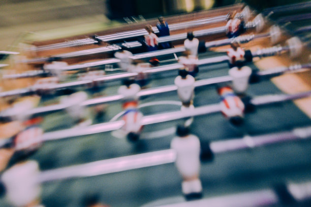 桌上足球或足球游戏，又称桌上足球，具有缩放模糊效果图片下载