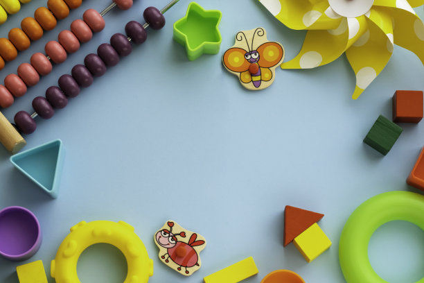 俯视图儿童教育游戏，框架儿童玩具在蓝色的纸背景。平铺，拷贝空间。图片下载
