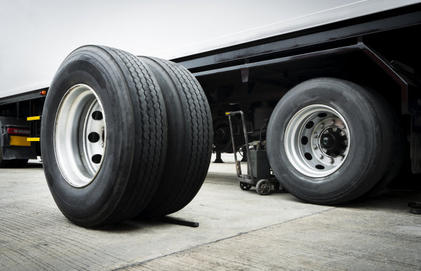 卡车备胎等待换胎，卡车维修保养。图片下载