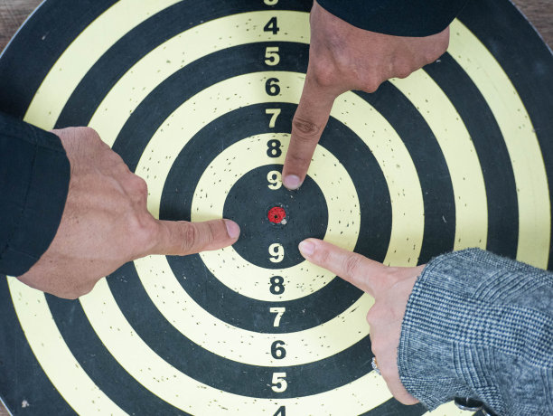 商人团体指的是一个瞄准目标中心的飞镖，目标营销，和商业成功的概念图片下载
