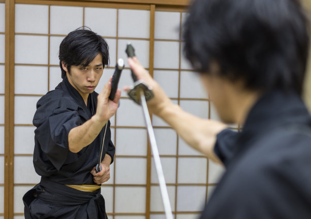 日本武士在东京传统道场训练图片下载