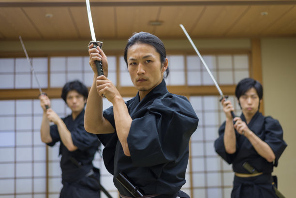 日本武士在东京传统道场训练图片下载