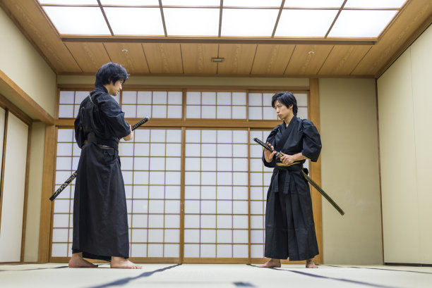 日本武士在东京传统道场训练图片下载