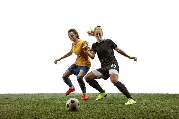 女足球运动员在体育场练习和训练图片下载