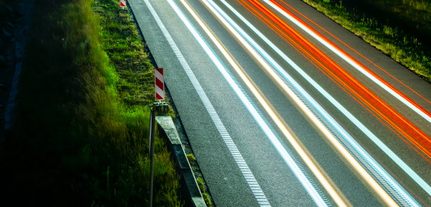 夜晚的车灯图片下载