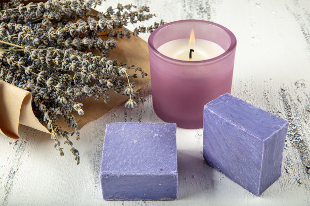 手工肥皂条与薰衣草花在木垃圾背景。图片下载