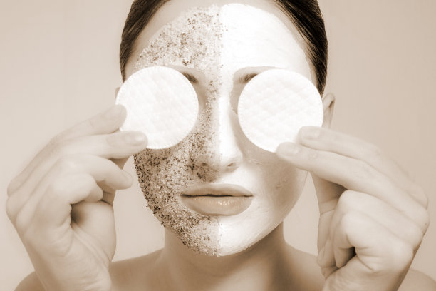 戴着化妆面具的女人的脸。水疗、美容、护肤的概念。图片下载