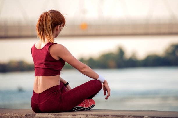 美女在户外慢跑图片下载