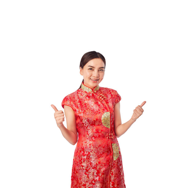 微笑的年轻女子的肖像，穿着红色传统服装，而站在白色的背景图片下载