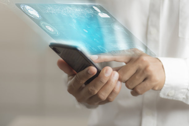 商务人士用他们的智能手机连接到世界各地的数据通信。图片下载