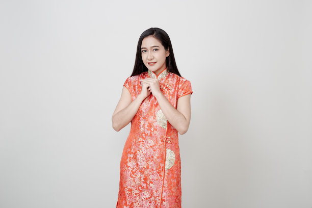 美女穿上旗袍，微笑着迎接新年素材图片