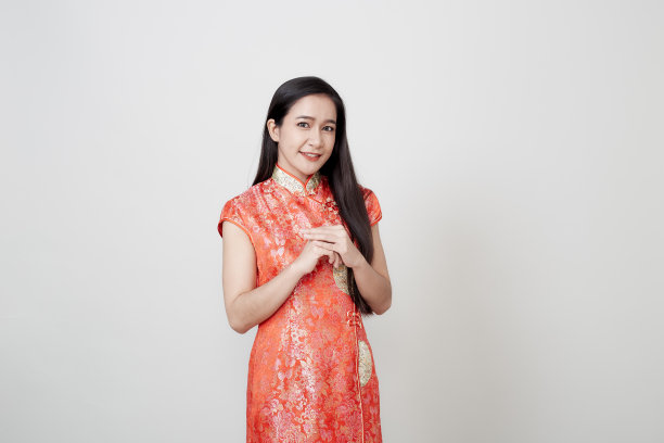 美女穿上旗袍，微笑着迎接新年素材图片