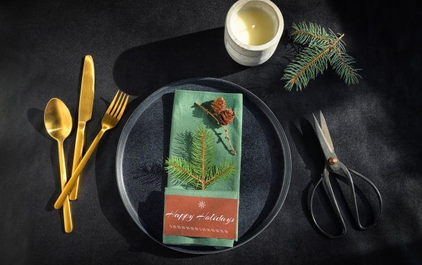 在黑色背景上设置假日餐桌图片下载